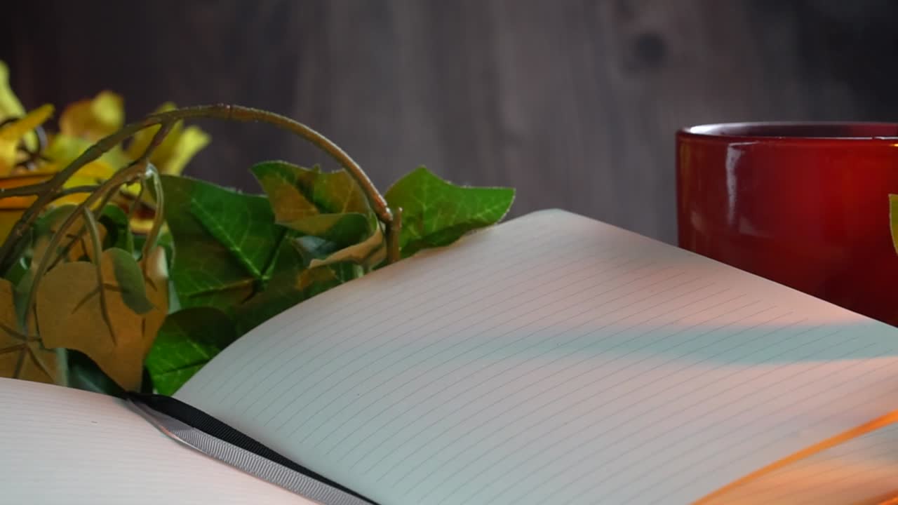 diario con una taza de café