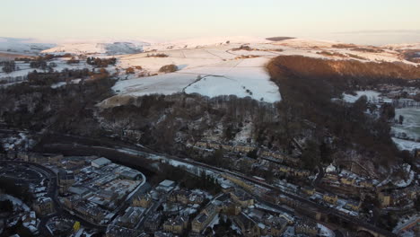 Puesta-De-Sol-De-La-Hora-Dorada-Sobre-Colinas-Cubiertas-De-Nieve-En-El-Noroeste-De-Yorkshire-Imágenes-De-Drones-De-La-Hora-Dorada