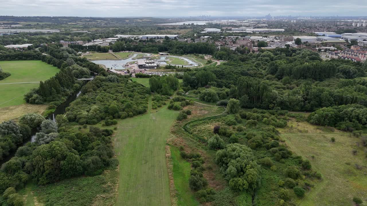 런던 시골에 있는 리  ⁇ 리 화이트 워터 센터 트레이닝 파크에 접근하는 항공 사진