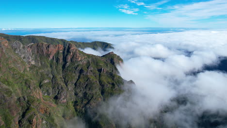 Un-Dron-De-Lapso-De-Tiempo-De-Vuelo-Hacia-Adelante-Disparó-Sobre-Las-Montañas-De-Madeira-Y-Los-Movimientos-De-Las-Nubes-Alrededor-De-Los-Picos