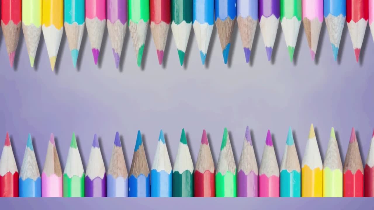 animación de lápices de varios colores sobre un fondo azul