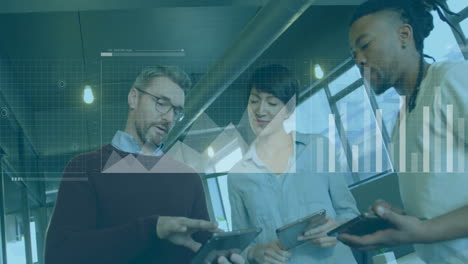 animación del procesamiento de datos financieros sobre diversas personas de negocios en la oficina