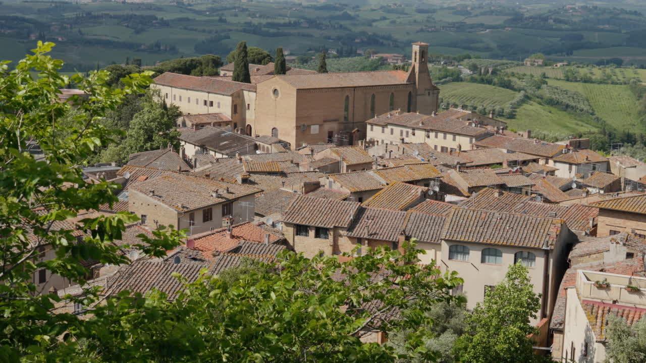 paisaje pintoresco de la toscana con arquitectura histórica bajo un cielo despejado en san gimignano