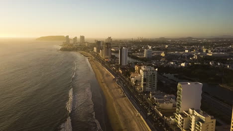 Rayos-Anaranjados-De-La-Luz-Del-Sol-Que-Golpean-La-Fachada-De-Los-Edificios-En-La-Orilla-De-La-Playa