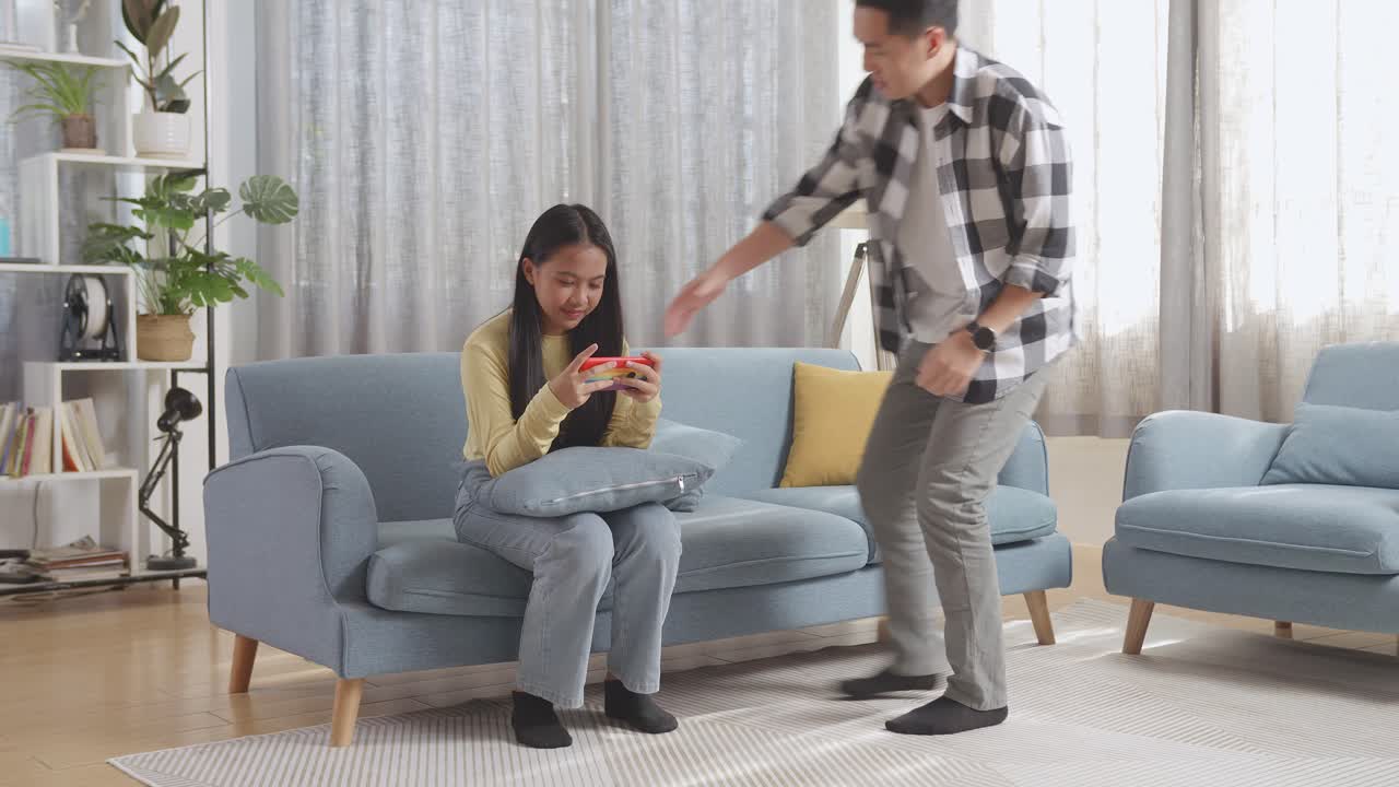 아버지와 딸이 소파에서 이야기하고 있습니다.