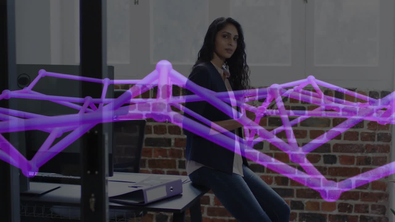Donna d'affari che tocca lo smartphone, causando lo spostamento di una struttura a filo 3D viola intorno alle mani, incrociando lo sguardo.