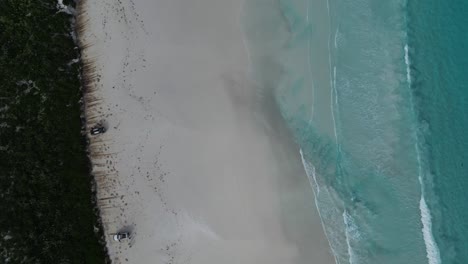 Lucky-Bay-beach-with-white-sand-and-turquoise-ocean-waters,-Cape-Le-Grand-National-Park,-Western-Australia