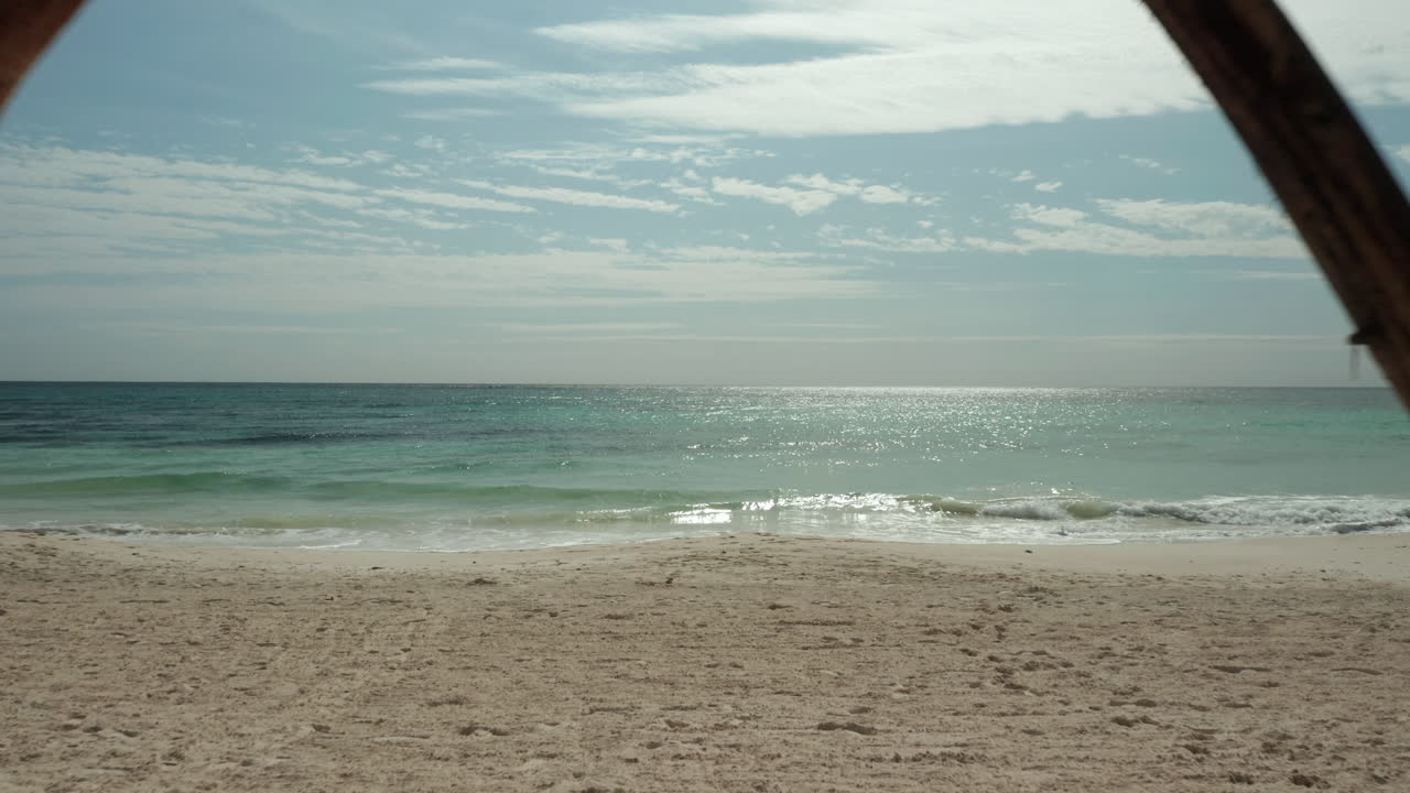 revelando el océano caribe a través de una estructura única en tulum, méxico
