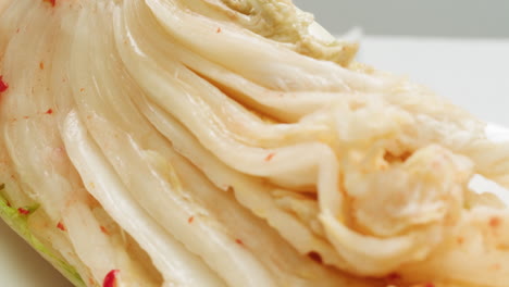 primer plano de la textura fermentado repollo picante kimchi con en lata. preservación de verduras en frascos de vidrio. fermentación conservado repollo kimchi con especias macro. cocina asiática. imágenes de alta calidad 4k