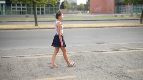 joven caminando por la calle de la ciudad