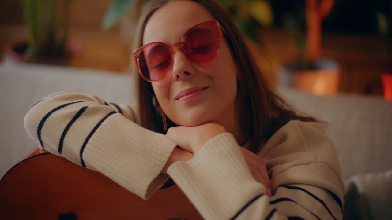 mujer tocando la guitarra escribiendo canciones componiendo música