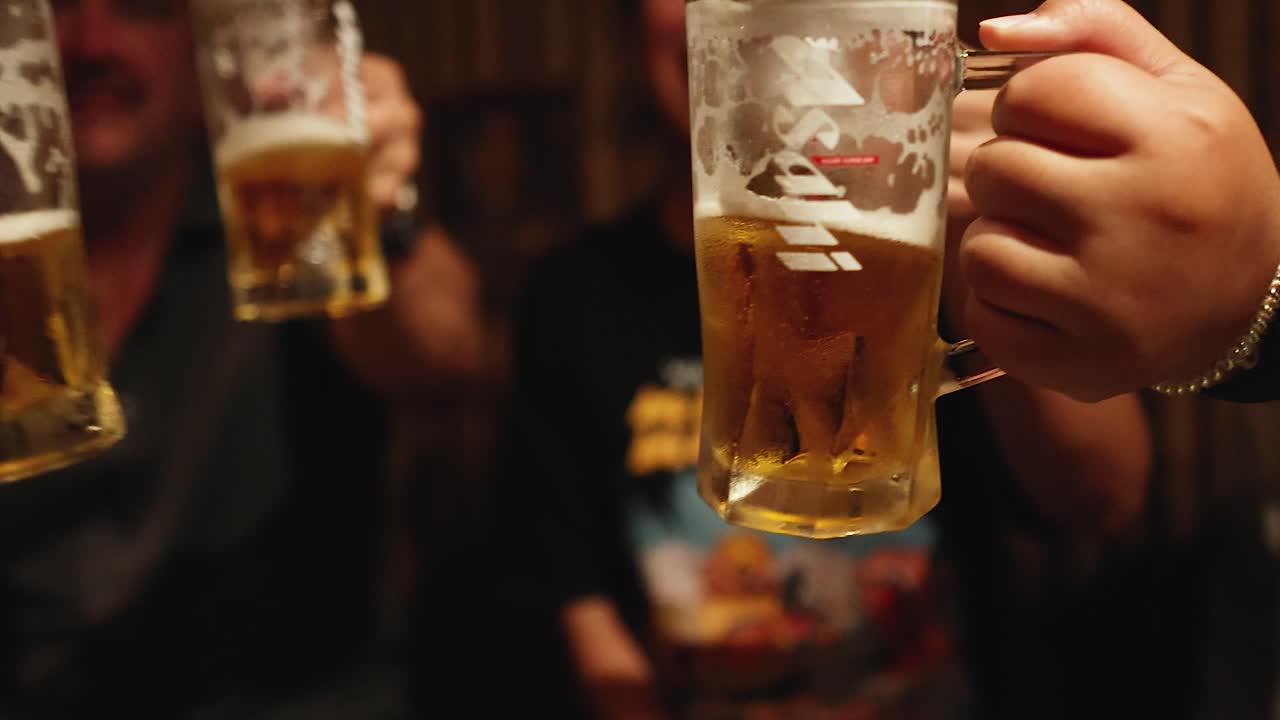 amigos haciendo sonar tazas de cerveza en celebración