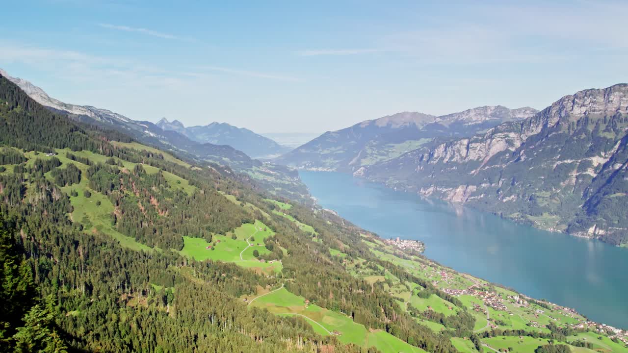 una toma aérea cinematográfica del lago walensee en el valle verde