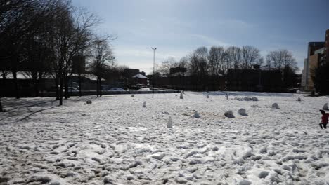 Adultos-Y-Niños-En-El-Parque-De-La-Ciudad-Nevada-En-Un-Día-Soleado,-Gran-Angular,-Sheffield