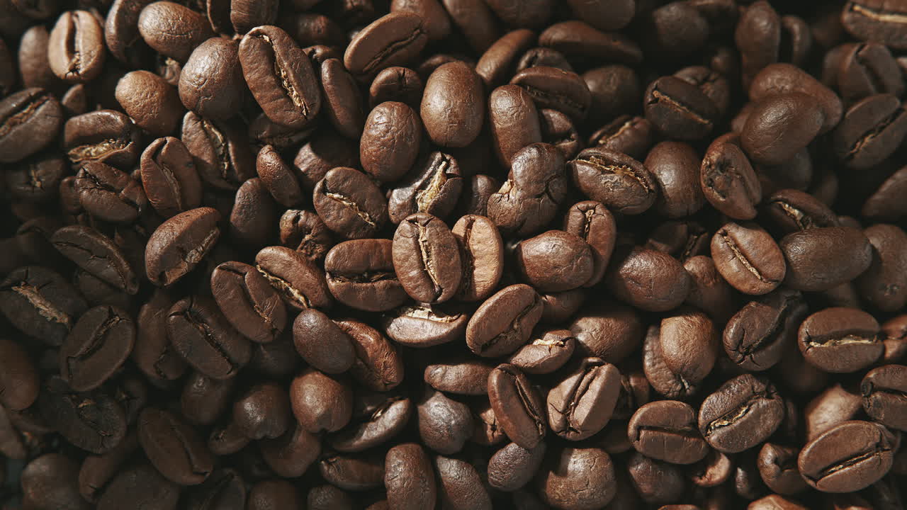 Friskristede kaffebønner afkøler eller afgasser i et risteri før pakning