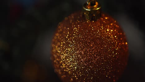 primer plano de un adorno navideño brillante entrando en foco