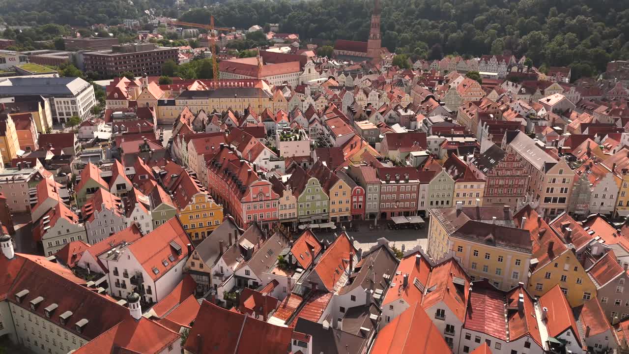 Enjoy aerial footage of Landshut’s vibrant nightlife, where the city sparkles under the stars.