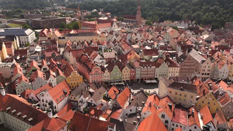 Enjoy aerial footage of Landshut’s vibrant nightlife, where the city sparkles under the stars.