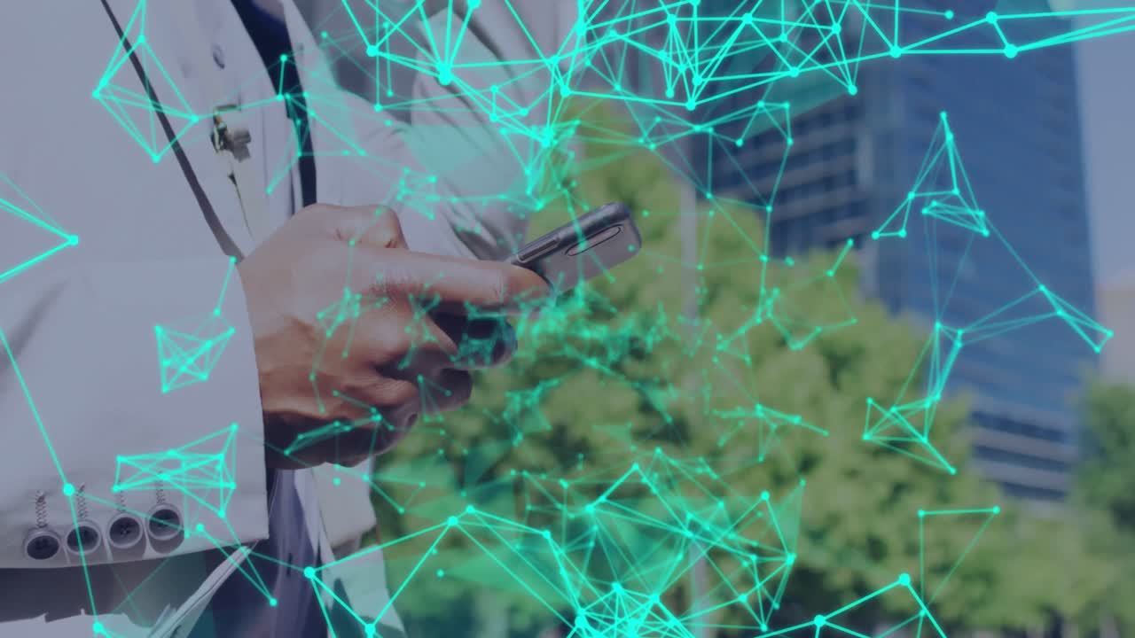 animación de conexiones y procesamiento de datos sobre el hombre usando teléfono inteligente.