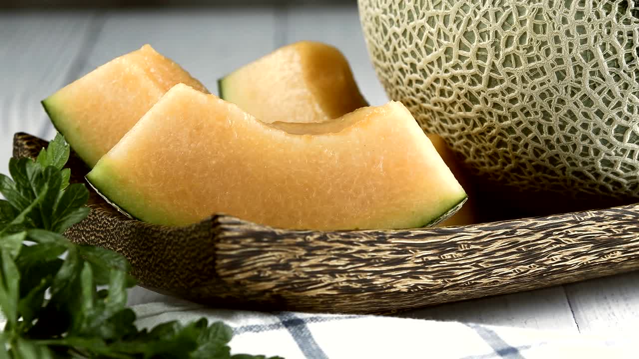 entero y cortado de melones japoneses, melón de miel o melón (cucumis melo) vaso de batido de melón concepto de atención médica.