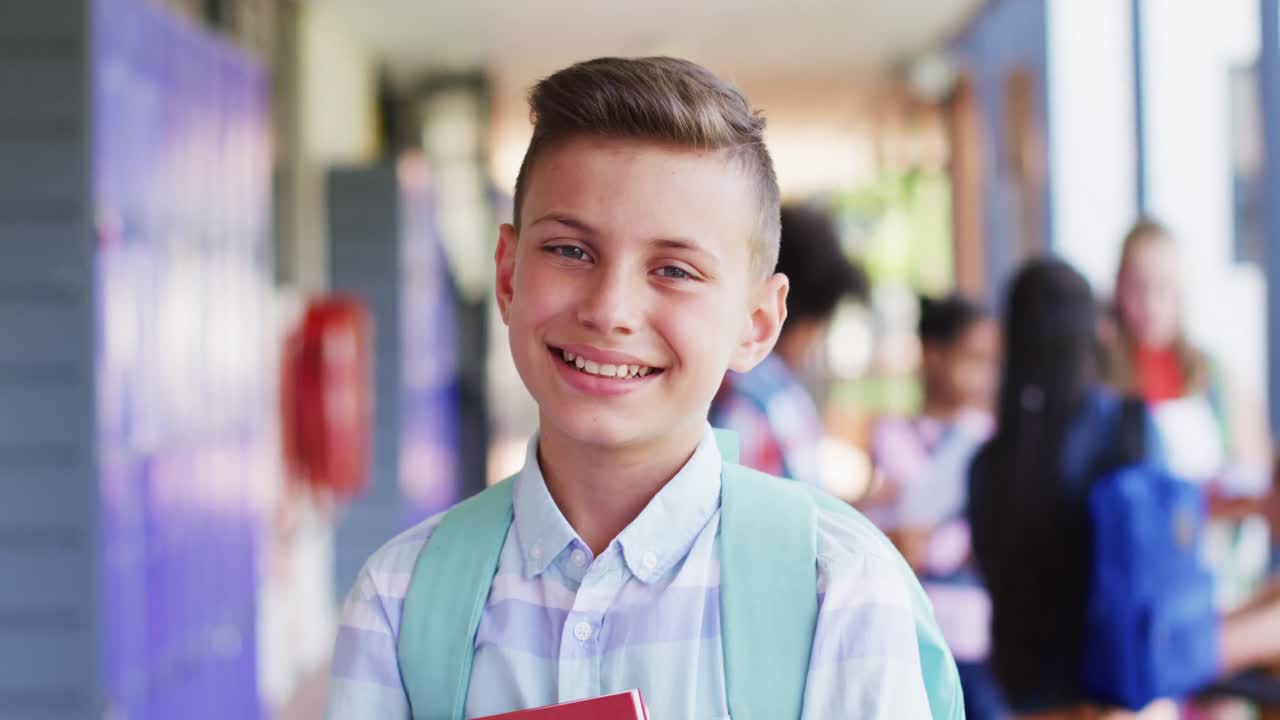 retrato de escolares felices y diversos en el casillero de la escuela