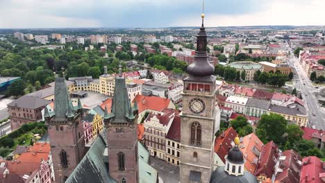 Drohnenüberflug-Historischer-Turm-Und-Kirche-In-Der-Altstadt-Von-Hradec-Kralove,-Tschechien,-Europa