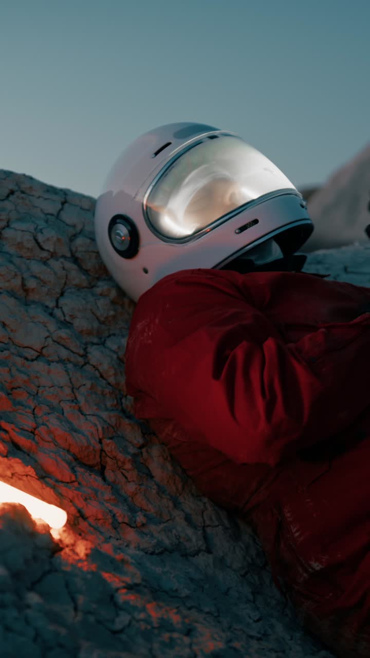 astronauta solitario se prepara para la noche en una montaña de un planeta hostil