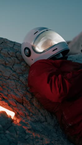 astronauta solitario se prepara para la noche en una montaña de un planeta hostil