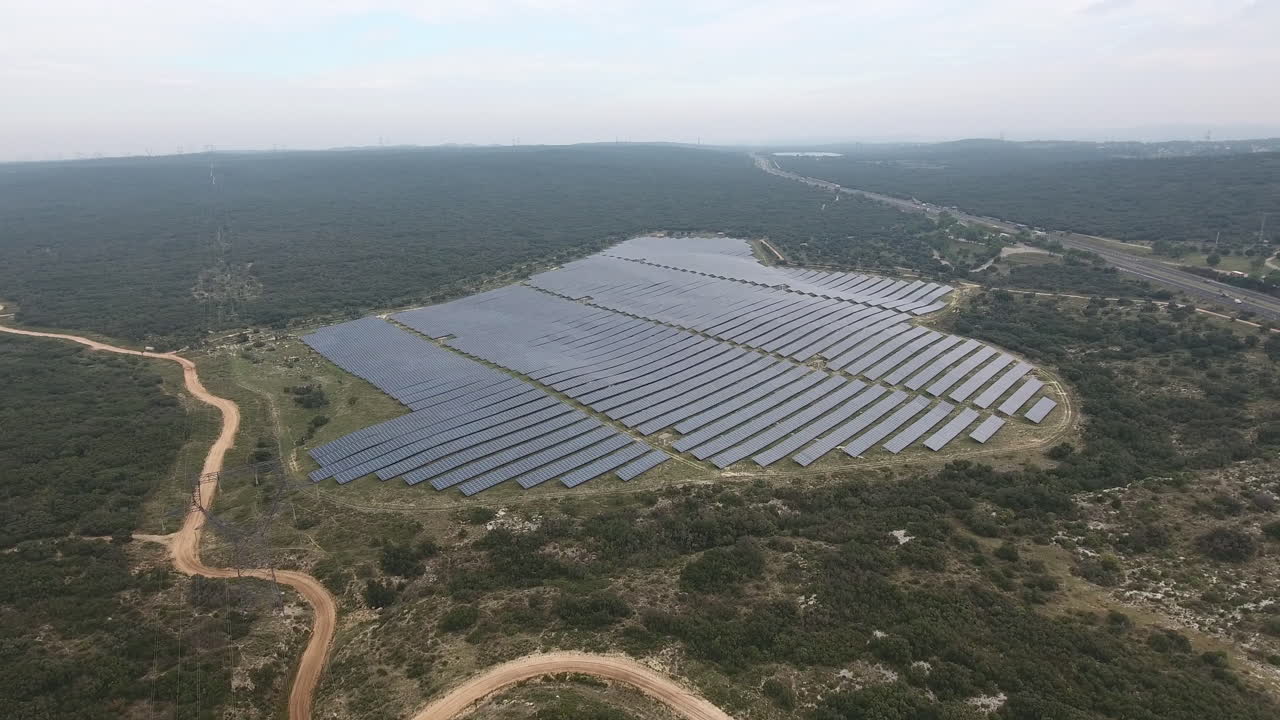 vuelo aéreo hacia un parque solar en francia día nublado