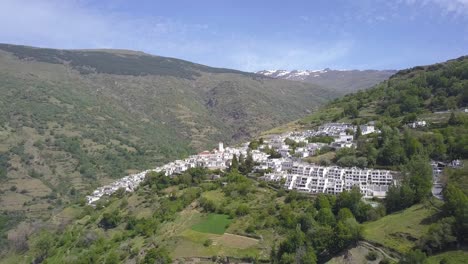 Vista-Aérea-Del-Pueblo-Blanco-De-Capileira-Y-Las-Alpujarras,-Granada,-España