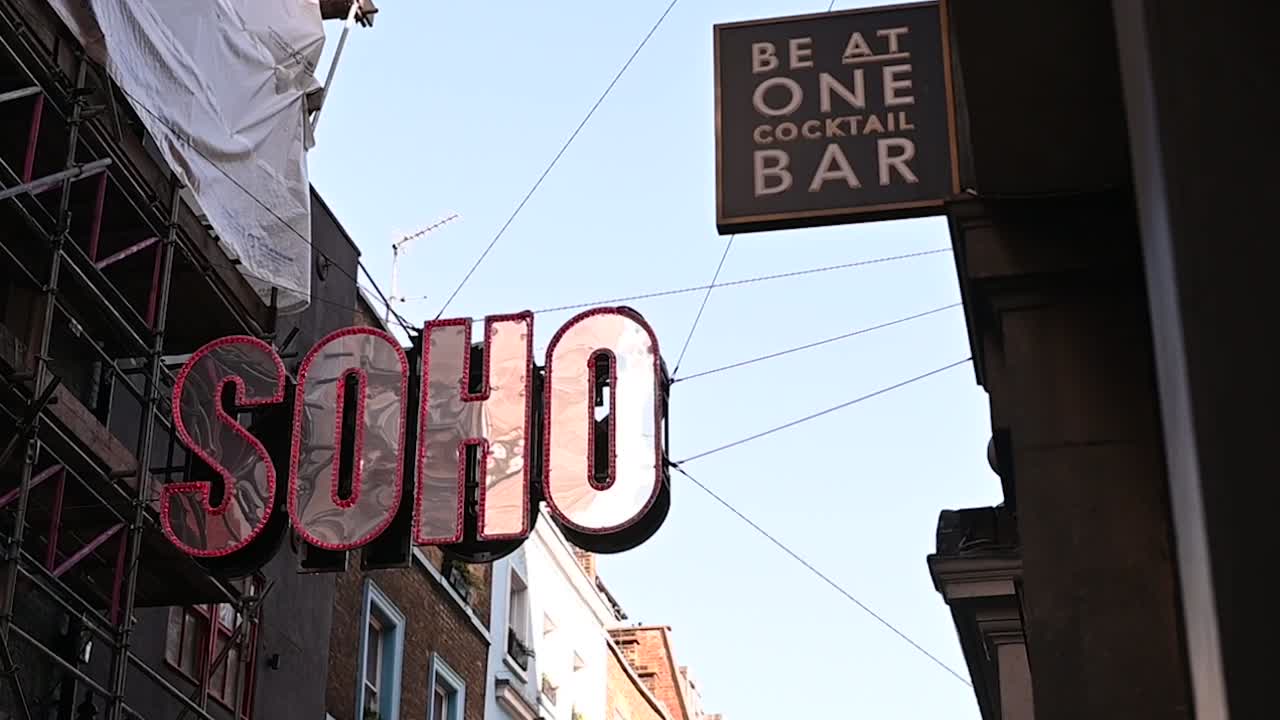 영국 런던 소호 의 한  ⁇ 테일 바 에서