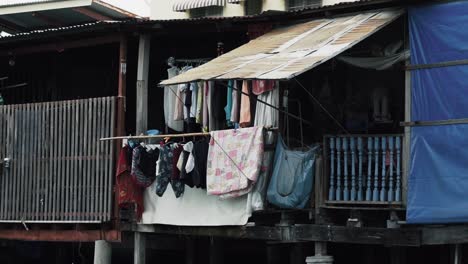 泰國曼谷 (bangkok) 泰國金隆 (khlong) 附近的一排小屋