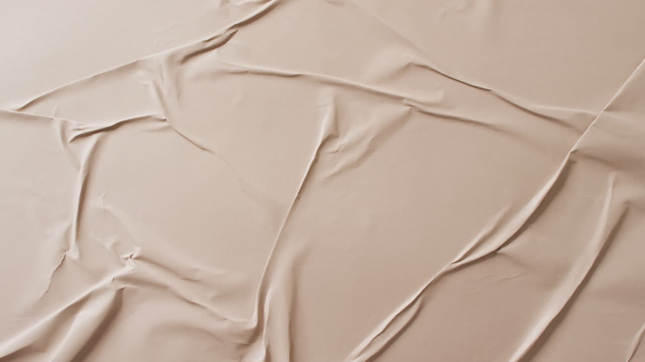 video de primer plano de tela arrugada beige con espacio para copiar.