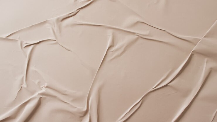 Video in primo piano di tessuto beige stropicciato con spazio per il testo