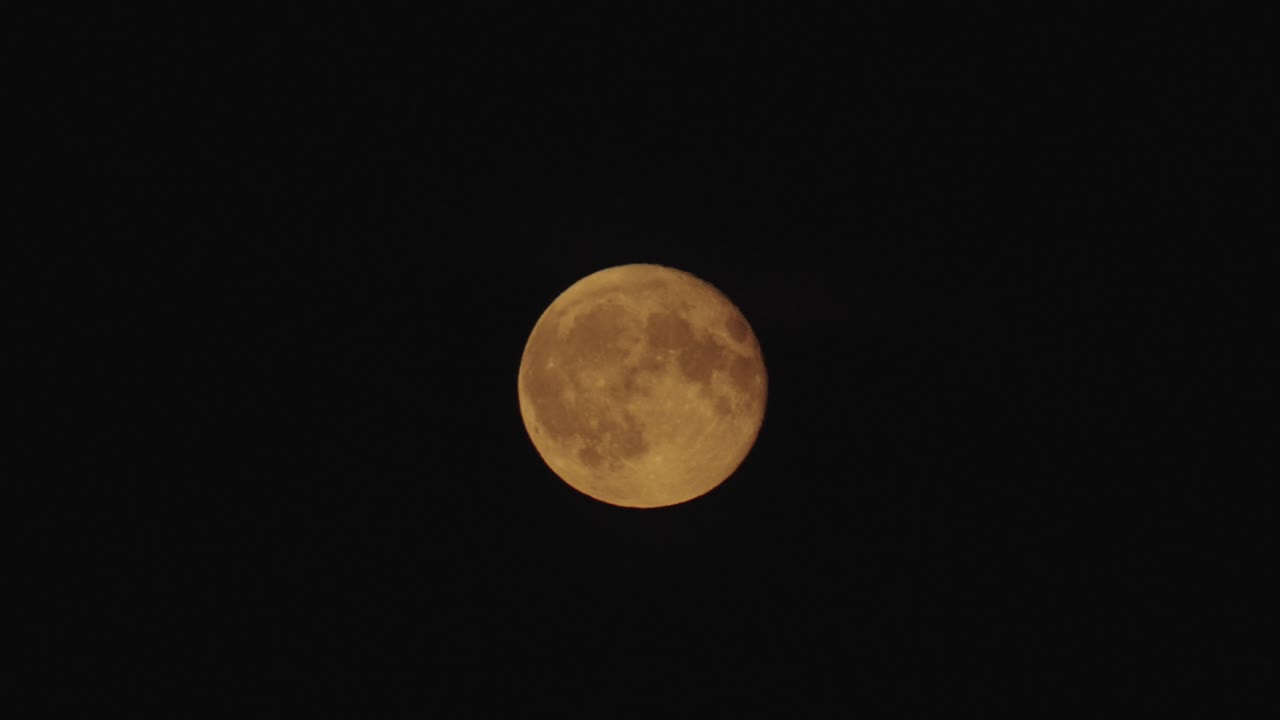 Lua de sangue cheia à noite, filmada com lente de zoom