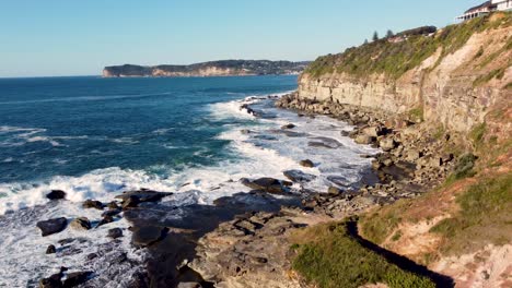 Toma-Aérea-De-Drones-De-Avoca-Norte-Y-Promontorio-Terrigal-En-La-Costa-Central-Turismo-De-Olas-Del-Océano-Pacífico-Nsw-Australia-4k