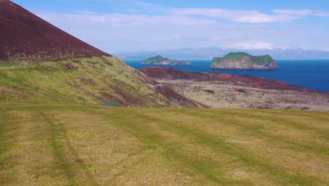 伊爾德菲爾火山 (eldfell volcano) 位於西曼群島 (westman islands) 的海馬島 (hemaey) 上方