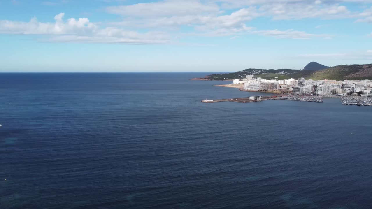 샌 안토니 이비자 항구 위의 무인 항공기