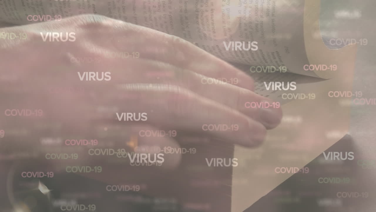 covid-19 y el texto del virus contra las manos tocando y leyendo la biblia
