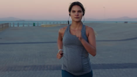 retrato, mujer corriendo y embarazada al atardecer