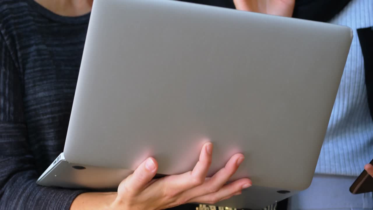 사무실 4k에서 노트북을 통해 논의하는 여성 임원