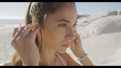 fitness, rostro de mujer y música en la playa