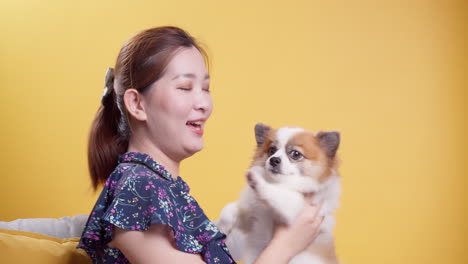 강아지 애완 동물을 가지고 노는 아시아 여성