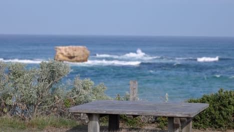 las olas del océano chocando cerca de una roca costera