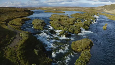 natürliches, kühles süßwasser ist in island reichlich vorhanden, sie können es direkt aus dem fluss trinken