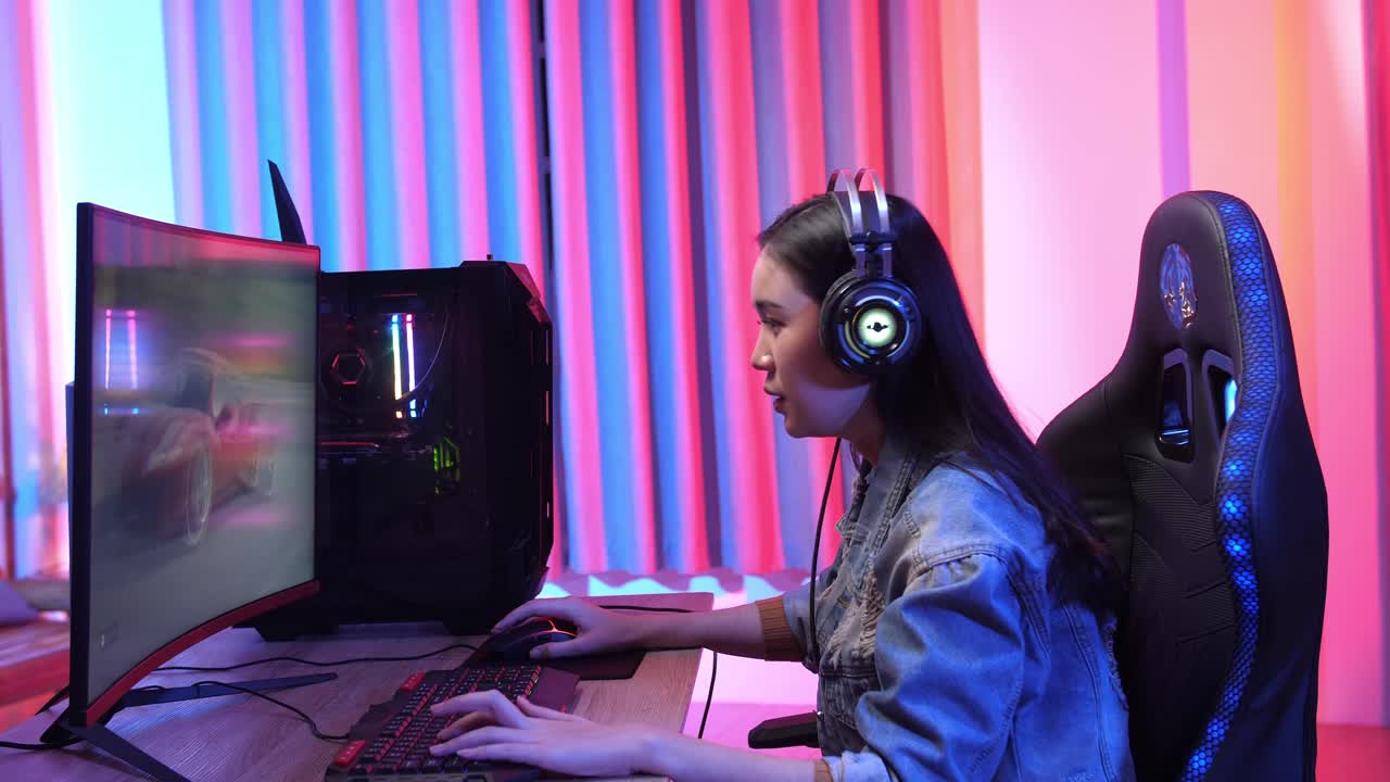 Giovane gamer che perde al videogioco