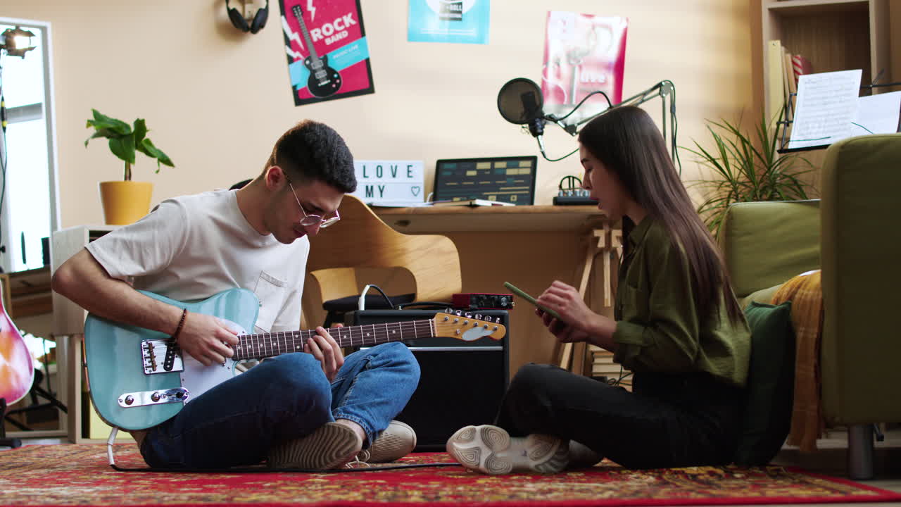 음악을 즉흥적으로 연주하는 커플