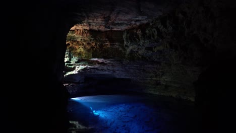 niesamowity oszałamiający naturalny basen jaskiniowy zaczarowana studnia lub poço encantado w parku narodowym chapada diamantina w północno-wschodniej brazylii z piękną krystalicznie czystą, błękitną wodą