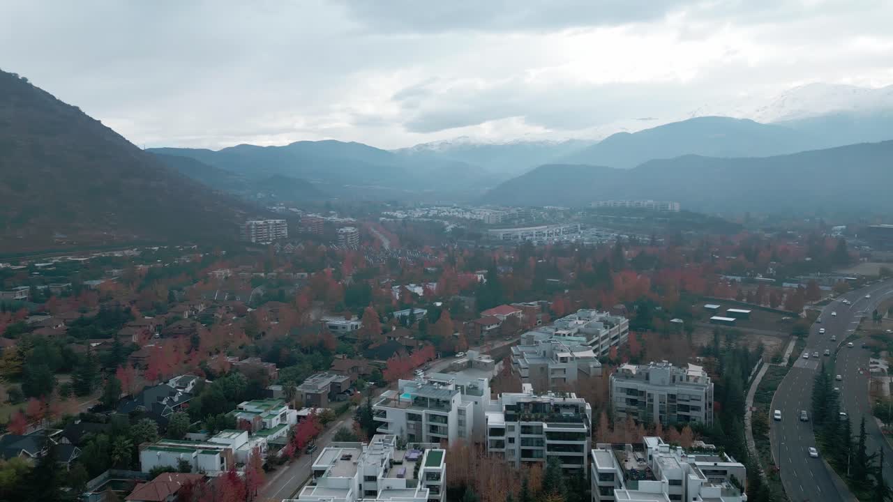 vista de otoño de edificios y casas residenciales en el municipio de barnechea, chile