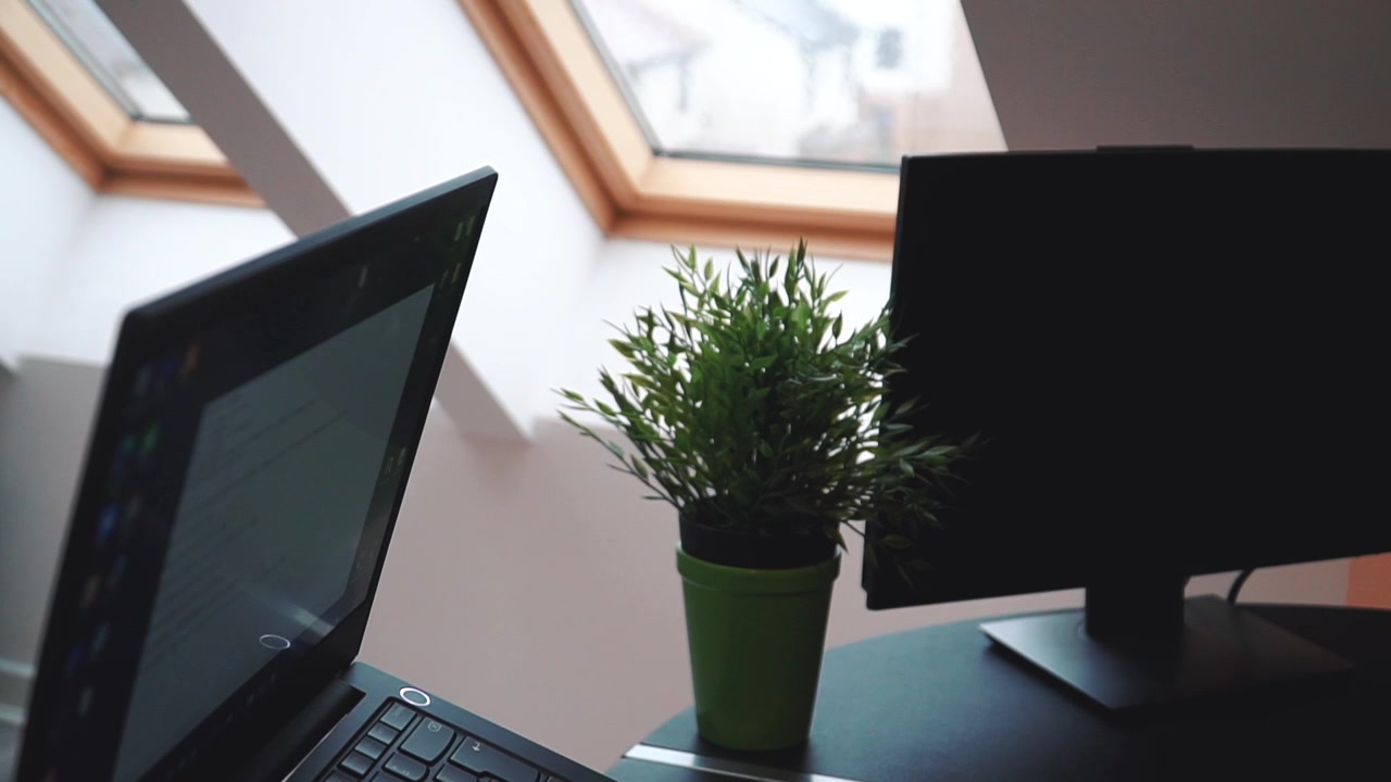 Trabajando desde casa en un portátil en un día lluvioso durante el confinamiento